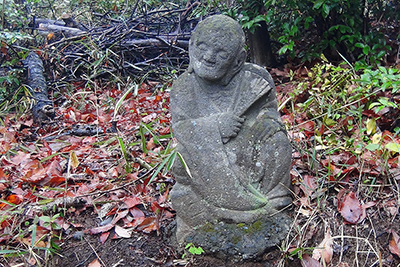 耳たぶが長く穏やかな顔をした羅漢さんの写真