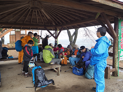 Iさんが撮影した山頂の東屋で休憩中の写真