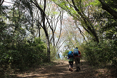 山道を登っているＭ君とお母さんの写真