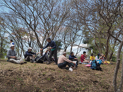 Iさんが撮影した難台山山頂で昼食中の写真