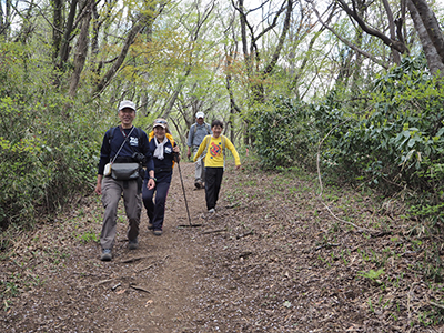 Iさんが撮影した広い登山道を下っている写真