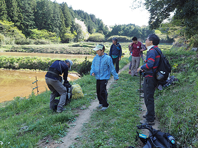 Iさんが撮影した水田の横で休憩中の写真