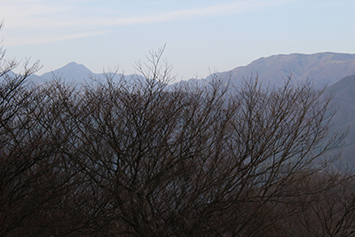 夕日岳山頂から見た皇海山の写真