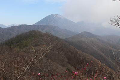 再び雲の中から姿を現した男体山の写真