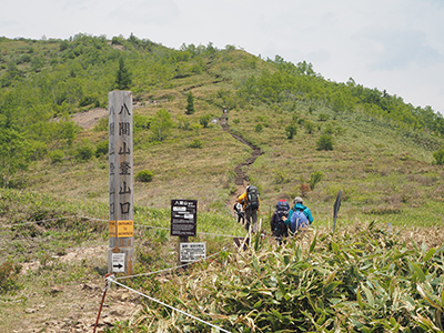 Iさんが撮影した八間山登山口を登り始めた写真