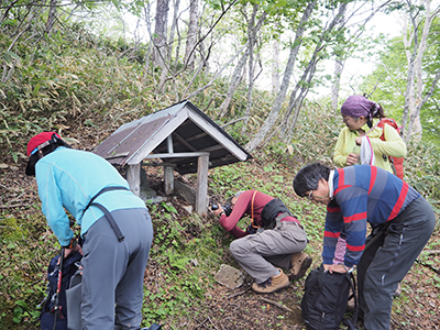 Iさんが撮影した地蔵の前で写真を撮ったり、休憩したりしている写真