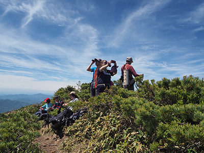 Iさんが撮影した白砂山山頂で展望や写真撮影を楽しんでいる写真