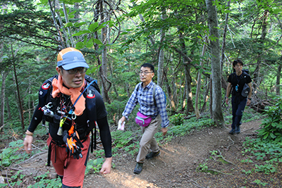 登山道を歩く３班の男性陣３人の写真