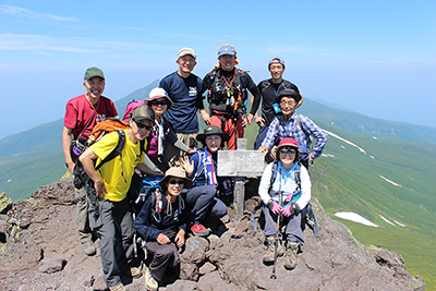 硫黄山方面を背に山頂で撮った集合写真