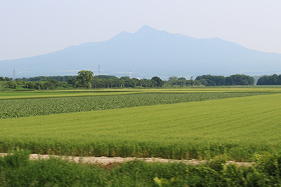 バスから見た斜里岳の写真
