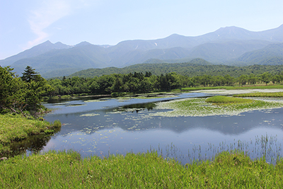 １湖とサシルイ岳から硫黄山方面の写真