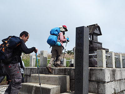 山頂の祠、山中湖諏訪神社奥宮に到着した写真