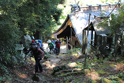 加波山神社中宮御拝殿を過ぎ、山頂目指して登っている写真