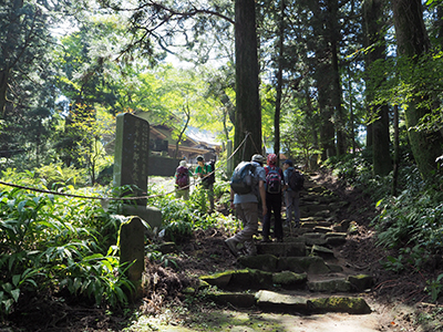 Iさんが撮影した加波山神社中宮御拝殿の手前を登っている写真