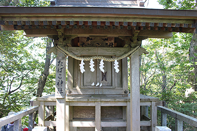 山頂直下のたばこ神社の写真