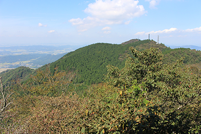 山頂隣にある燕山の写真