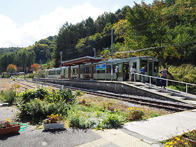 Iさんが撮影した信濃川上駅で小海線の車両から下車している写真