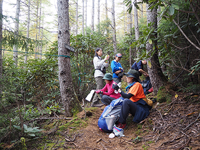 Iさんが撮影した登山道で休憩中の写真