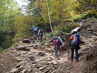 Iさんが撮影した登山道を登っている写真