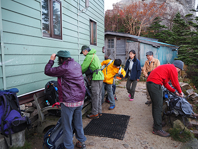Iさんが撮影した金峰山小屋の前で出発準備をしている写真