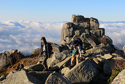 五丈岩を背に山頂に到着した写真
