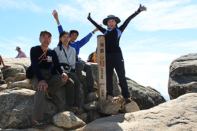 瑞牆山山頂での４人の集合写真
