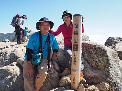 瑞牆山山頂に少し遅れて到着したIさんとNさんの写真