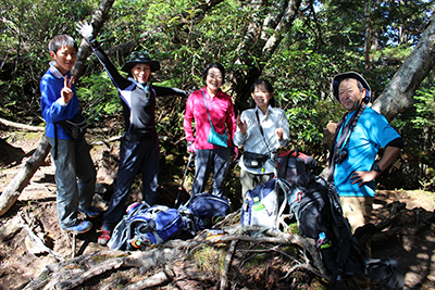 小川山林道の分岐点での集合写真