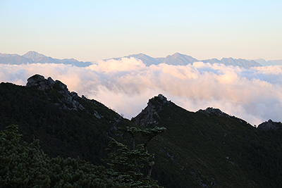 早朝の北岳、仙丈岳、甲斐駒ヶ岳、鋸岳の写真