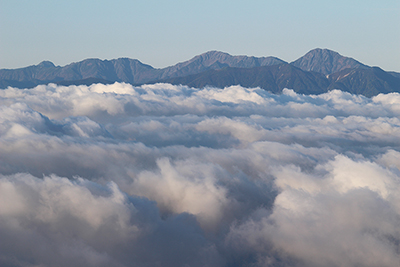 北岳（右端）、間ノ岳、農鳥岳、塩見岳の写真