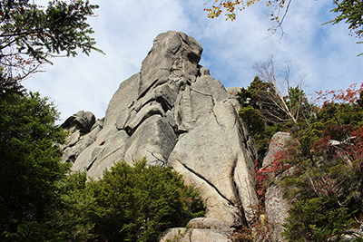大ヤスリ岩下の岩
