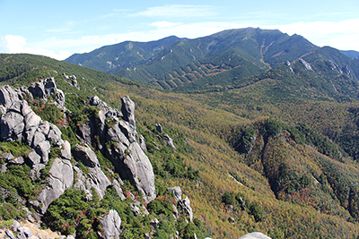 端牆山の岩峰群と金峰山の写真