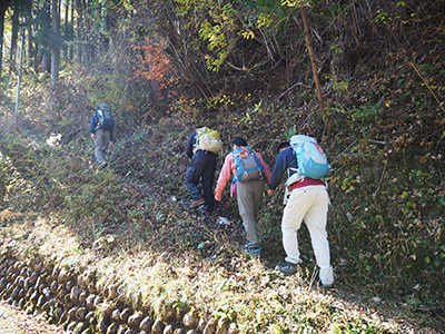 Iさんが撮影した登山道を登り始めた写真
