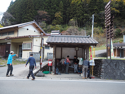 Iさんが撮影したバス停で待っているメンバーの写真