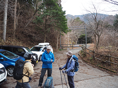 県民の森ゲート前で身支度中の写真