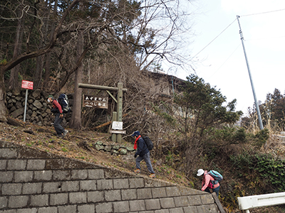 Iさんが撮影したつつじ新道を登り始めたメンバーの写真