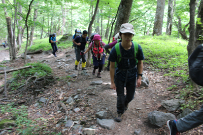 広河原山荘を過ぎて登山道を登っている写真
