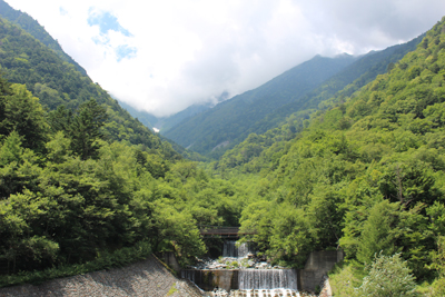 広河原から見た雲に覆われた北岳方面の写真