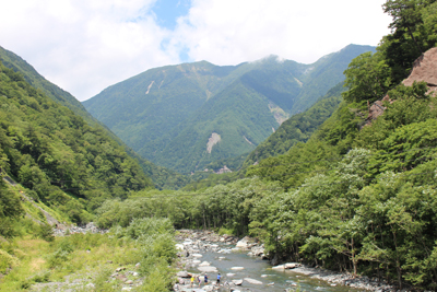 広河原の吊り橋から見たアサヨ峰方面の写真