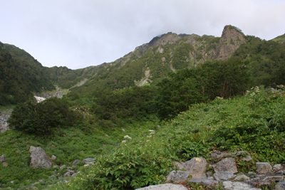 早朝の北岳バットレスと八本歯のコルの写真