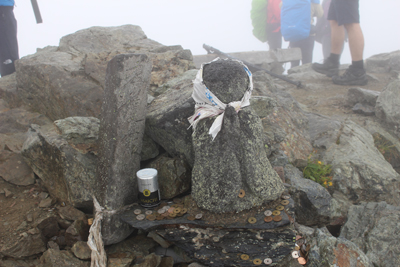 北岳山頂のお地蔵さんの写真