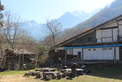 涸沢岳や南岳の見える穂高平山荘前で休憩している写真