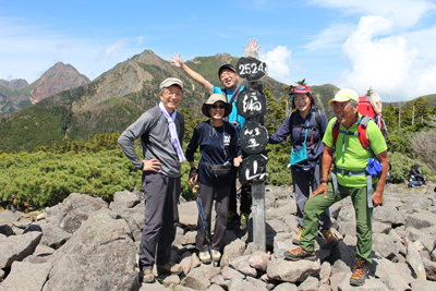 権現岳と赤岳を背にした編笠山山頂での集合写真