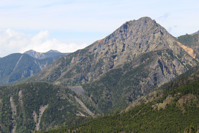 編笠山山頂から見た阿弥陀岳の写真
