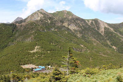権現岳と青年小屋の写真