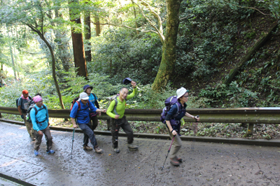一号路を登っている富山三つ星の人たちの写真