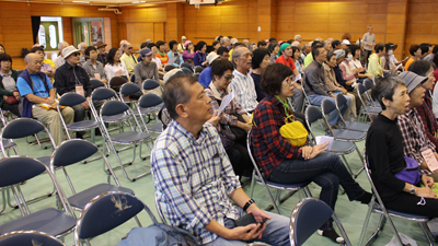 わくわくビレッジの体育館で閉会式中の写真