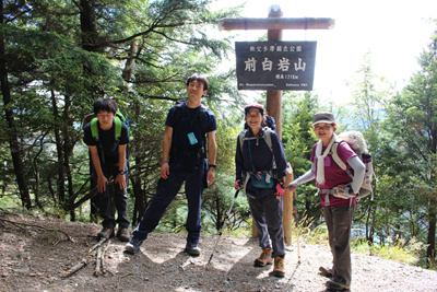 前白岩山山頂での集合写真