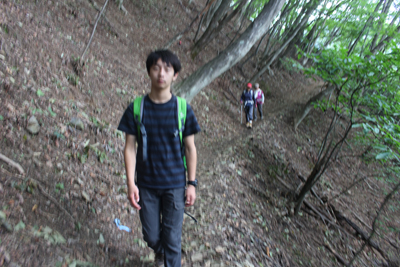 鴨沢に向けて下っている写真