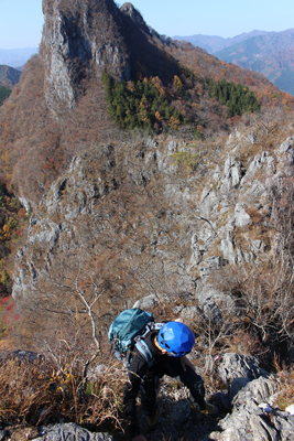 西岳を背に登ってくるMさんの写真